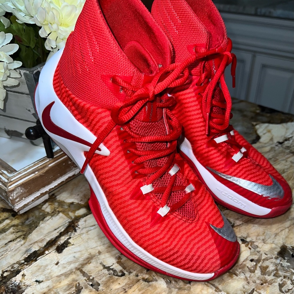 Nike Zoom Clearout women’s High Top Basketball Ball Shoe in 7 1/2.
